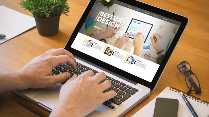 Creating a UX design website to earn money from home as a freelancer in France.